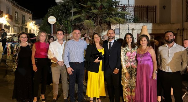 Carmen Crespo encendió la mecha inicial que activó la ofrenda de cohetes de la Peña de la Luz en Dalías