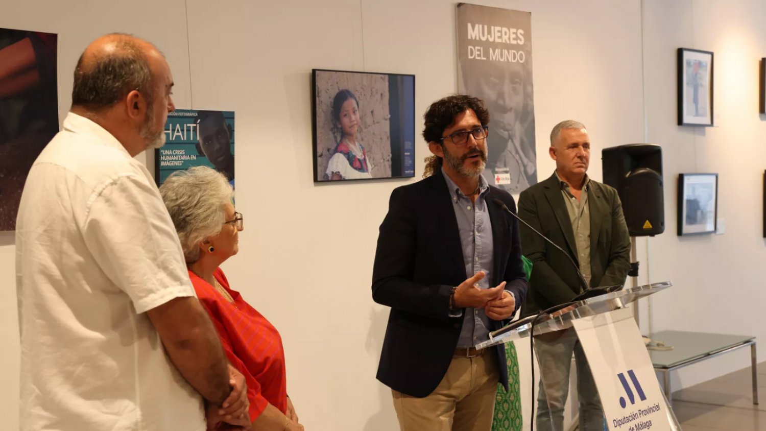 La Diputación acoge una exposición sobre cooperación internacional y reconoce a tres cooperantes malagueños