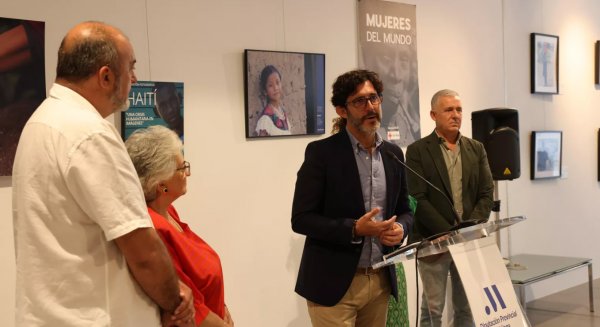 La Diputación acoge una exposición sobre cooperación internacional y reconoce a tres cooperantes malagueños