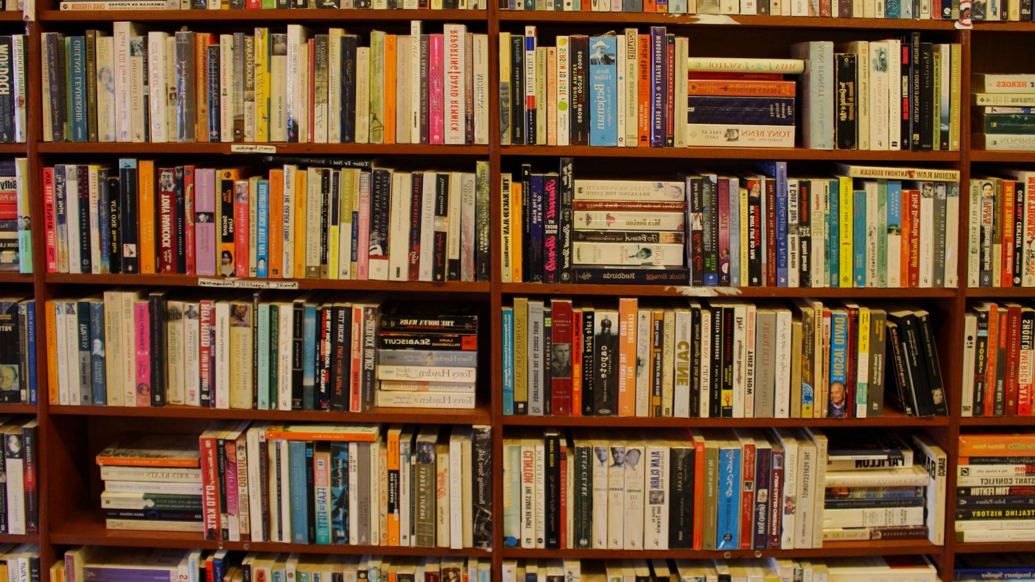 Ex alumno del IES Universidad Laboral de Málaga devuelve un libro 35 años más tarde
