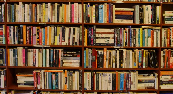 Ex alumno del IES Universidad Laboral de Málaga devuelve un libro 35 años más tarde