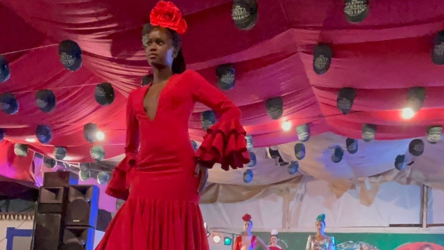 El desfile de moda de Cafés Santa Cristina deja un colorido especial en la Feria de Málaga