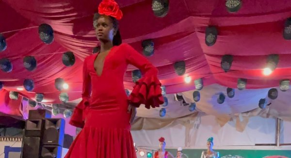 El desfile de moda de Cafés Santa Cristina deja un colorido especial en la Feria de Málaga