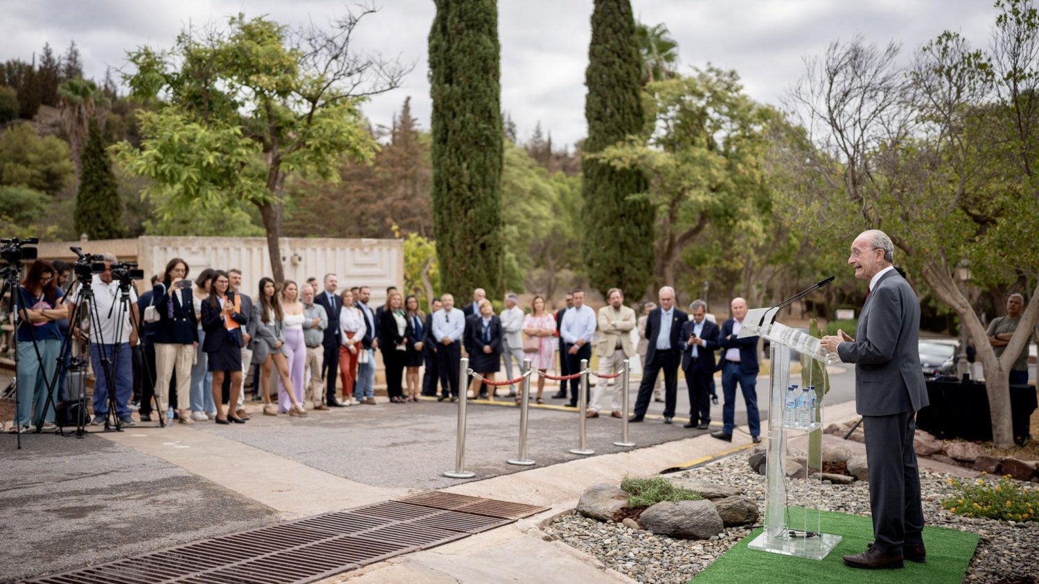 Málaga implanta en el cementerio de San Gabriel el mayor parque solar de la red municipal