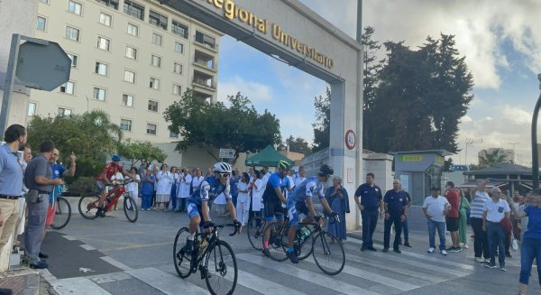 El Hospital Regional de Málaga acoge la salida de la I Vuelta Ciclista hospitalaria por las personas ostomizadas