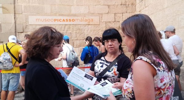 Los trabajadores del Museo Picasso Málaga reparten a los visitantes folletos sobre su conflicto laboral 