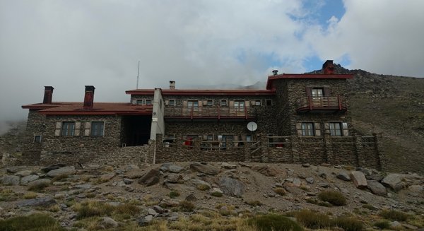 Licitadas las obras de mejora funcional y eficiencia energética de los refugios de Sierra Nevada