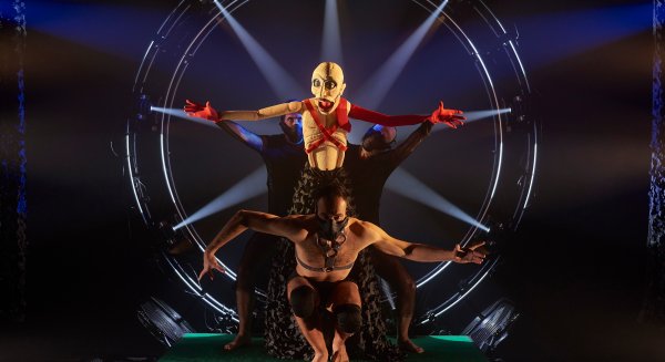 La Red Andaluza de Teatros Públicos programa en Nerja a la compañía El espejo negro y su 'Espejismo'