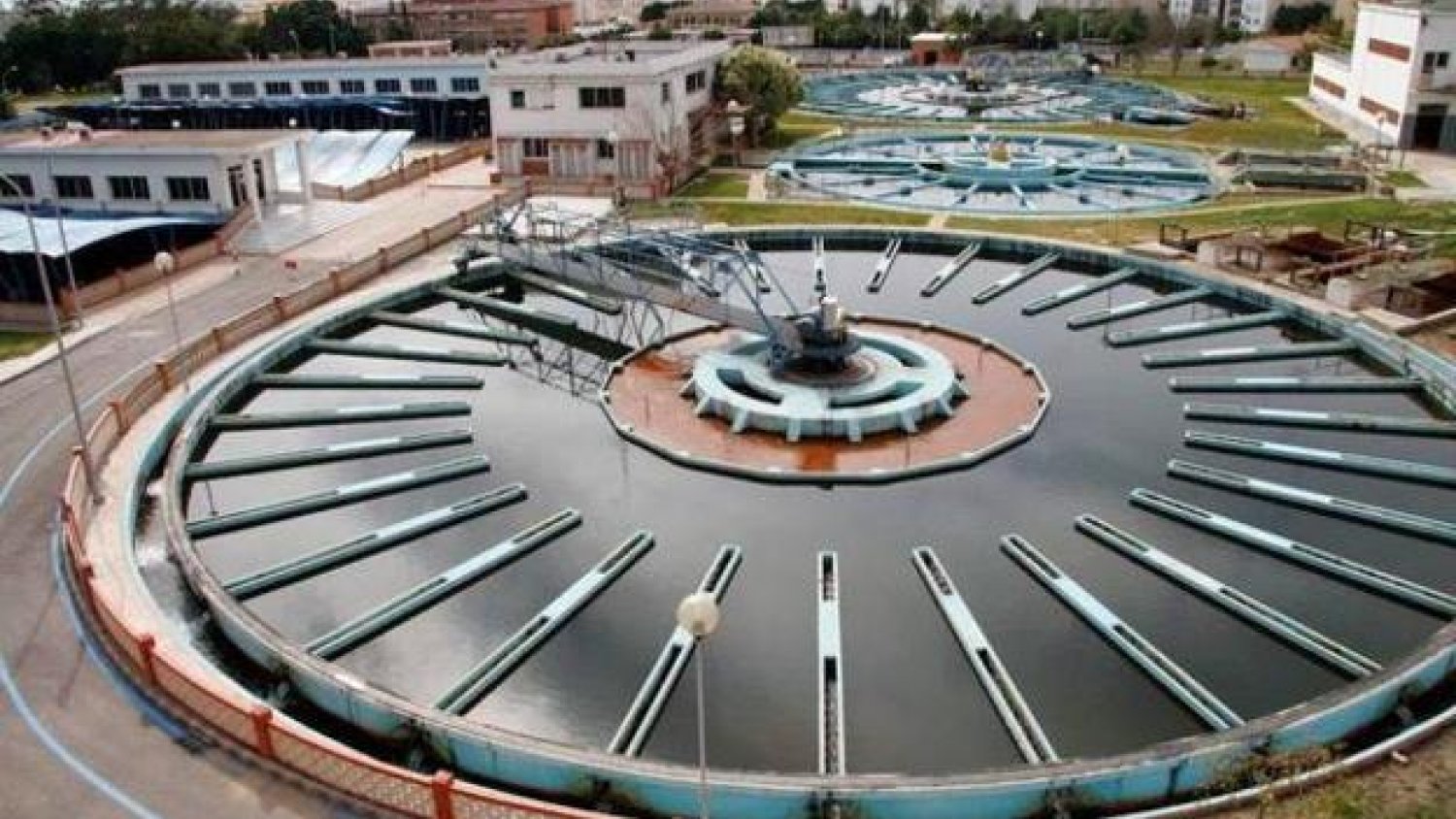 EMASA  adjudica la creación de un parque fotovoltaico en la desaladora de El Atabal 