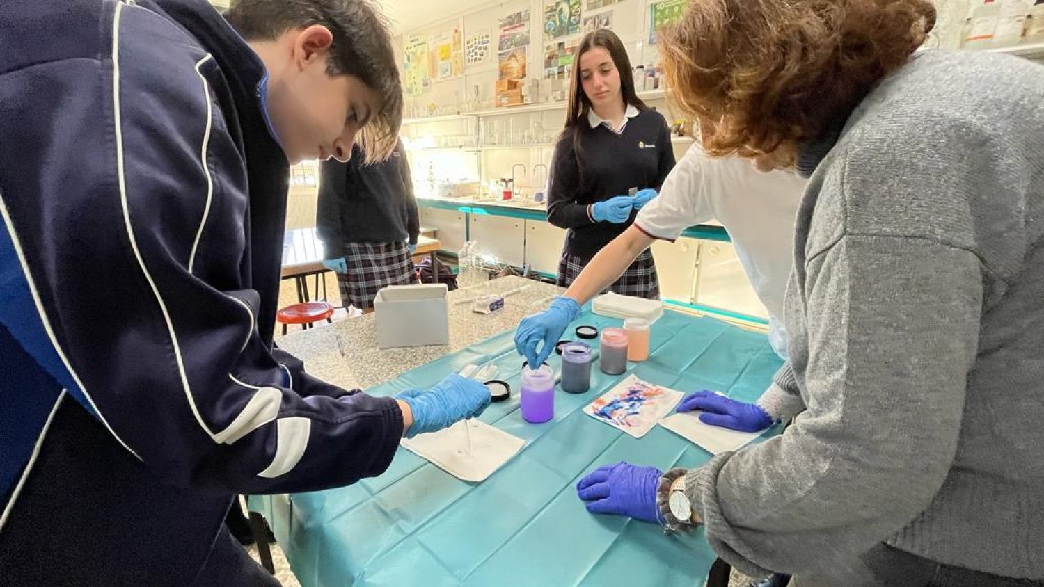 El servicio de Anatomía Patológica del Hospital Clínico de Málaga acerca su trabajo a estudiantes de bachillerato