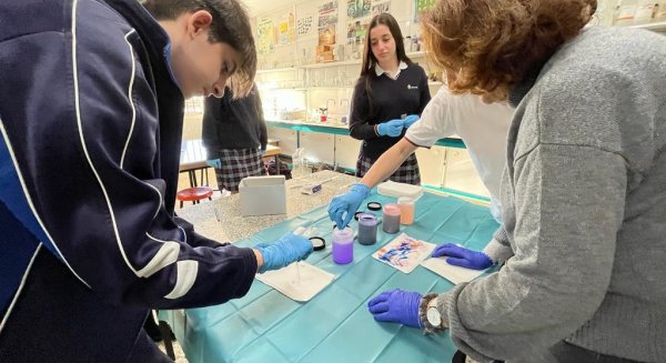 El servicio de Anatomía Patológica del Hospital Clínico de Málaga acerca su trabajo a estudiantes de bachillerato