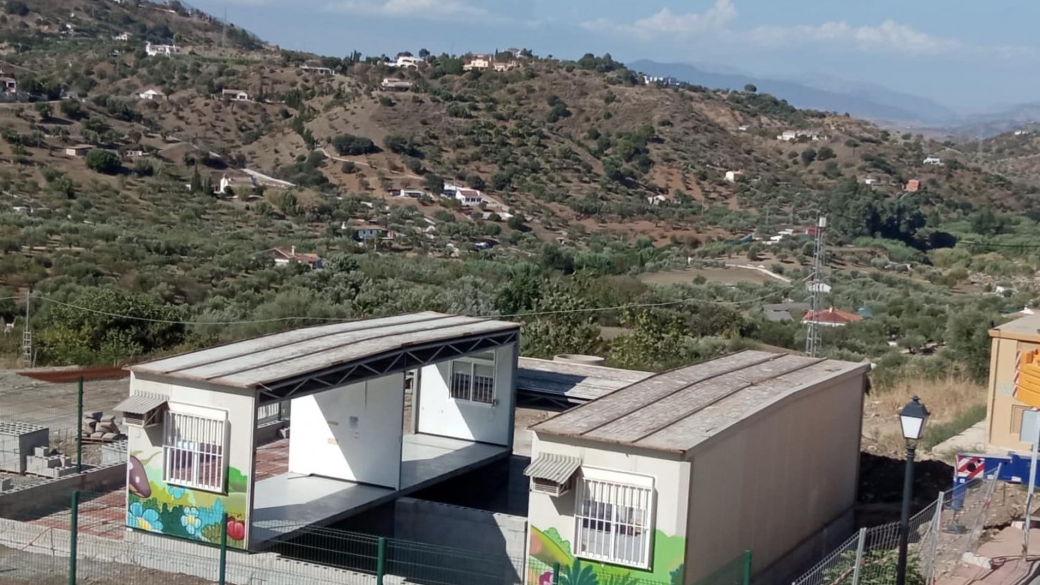 Monda denuncia el retraso en la instalación de dos aulas prefabricadas del colegio público del municipio