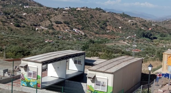 Monda denuncia el retraso en la instalación de dos aulas prefabricadas del colegio público del municipio