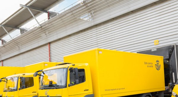 Personal de Correos de Málaga recoge productos esenciales para enviarlos a Marruecos