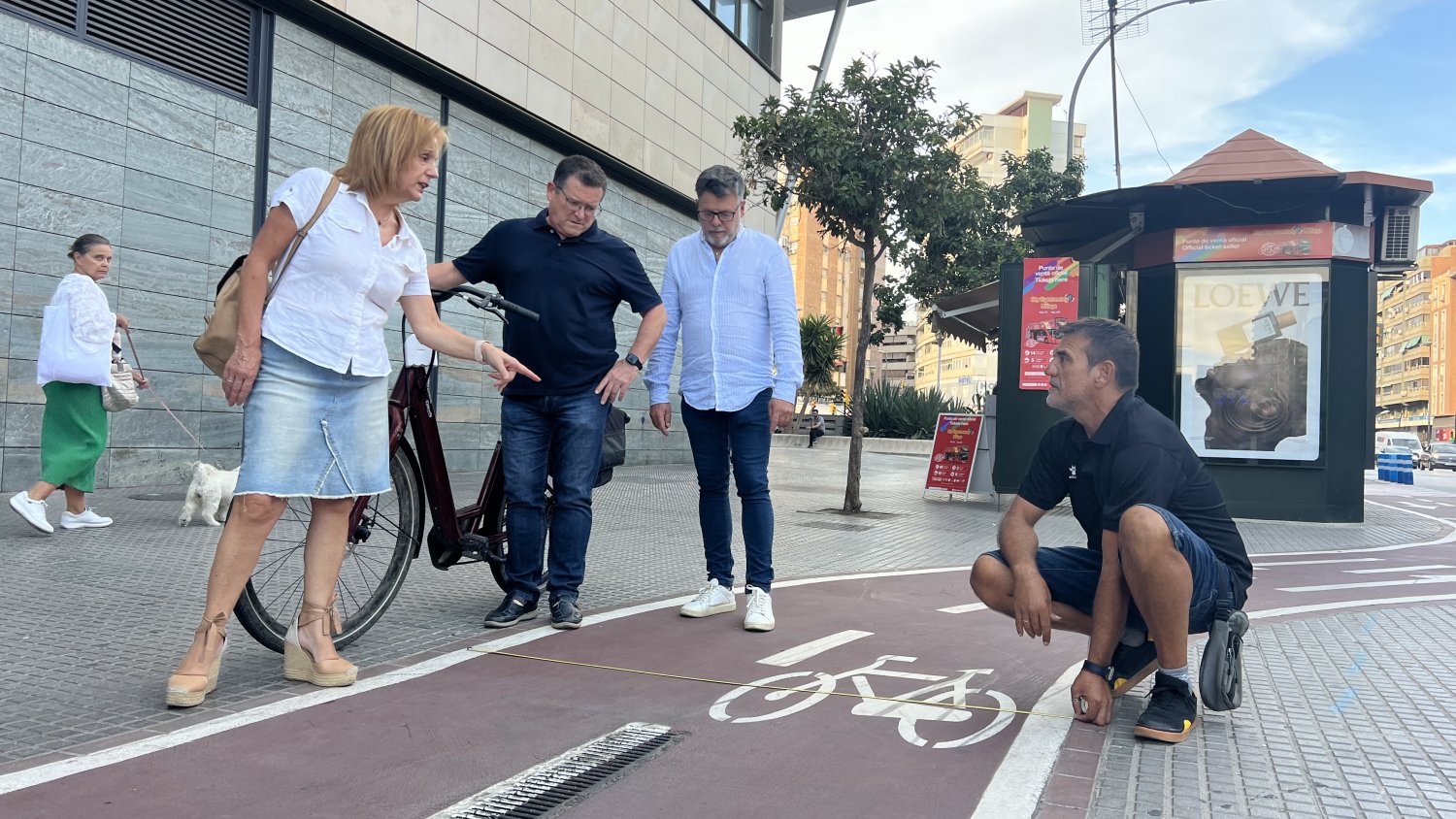 El PSOE y Ruedas Redondas denuncian la 'trampa mortal' del nuevo carril bici de Héroe de Sostoa