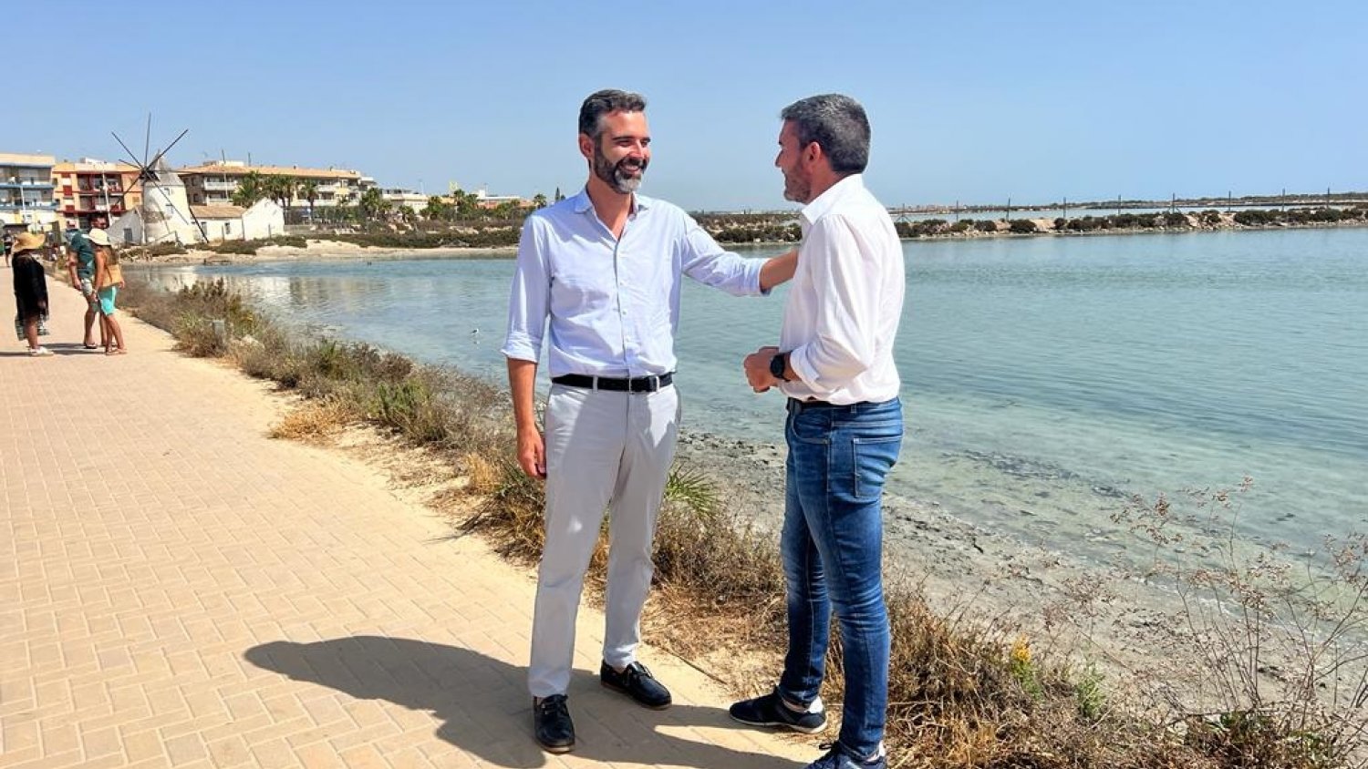 El consejero de Sostenibilidad y Medio Ambiente y su homólogo murciano alinean acciones en favor de la economía azul