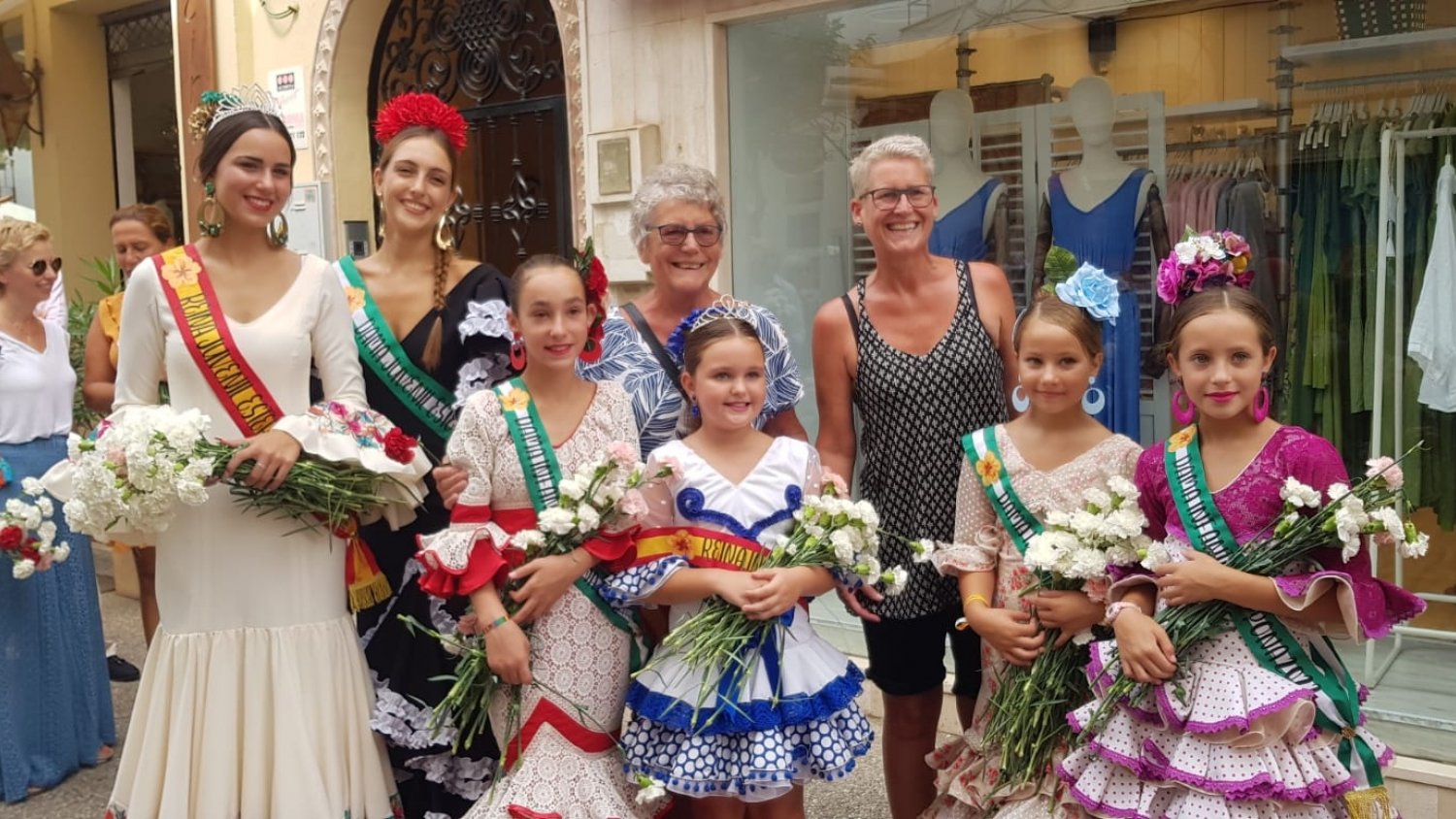 Estepona celebra el Día del Turista con el tradicional reparto de flores y descuentos en actividades de ocio