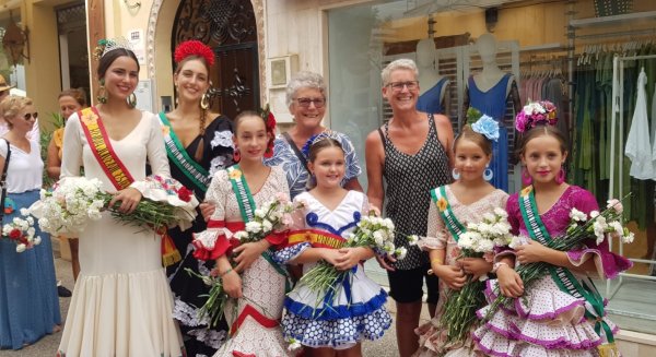Estepona celebra el Día del Turista con el tradicional reparto de flores y descuentos en actividades de ocio