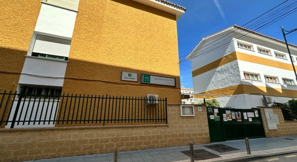 Junta y Ayuntamiento de Vélez-Málaga abordan la actuación ante la ocupación de instalaciones del CEIP Custodio Puga 