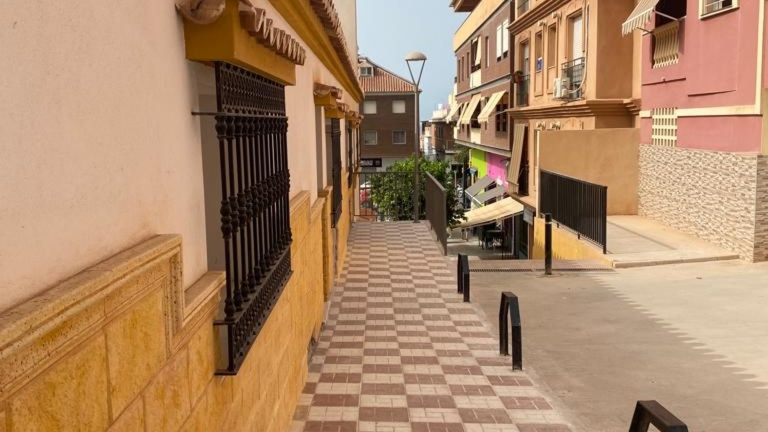 Infraestructuras ejecuta las obras de rehabilitación del acerado del lateral oeste de la Iglesia de Rincón de la Victoria