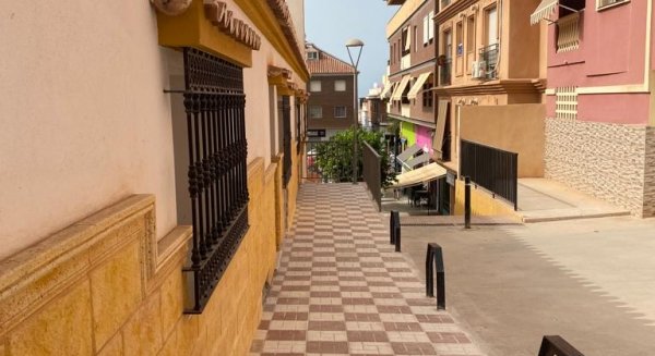Infraestructuras ejecuta las obras de rehabilitación del acerado del lateral oeste de la Iglesia de Rincón de la Victoria
