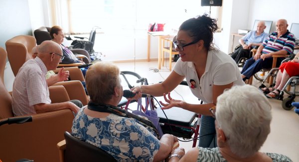 Estepona acerca el cante en vivo a las residencias de mayores en un proyecto pionero de musicoterapia