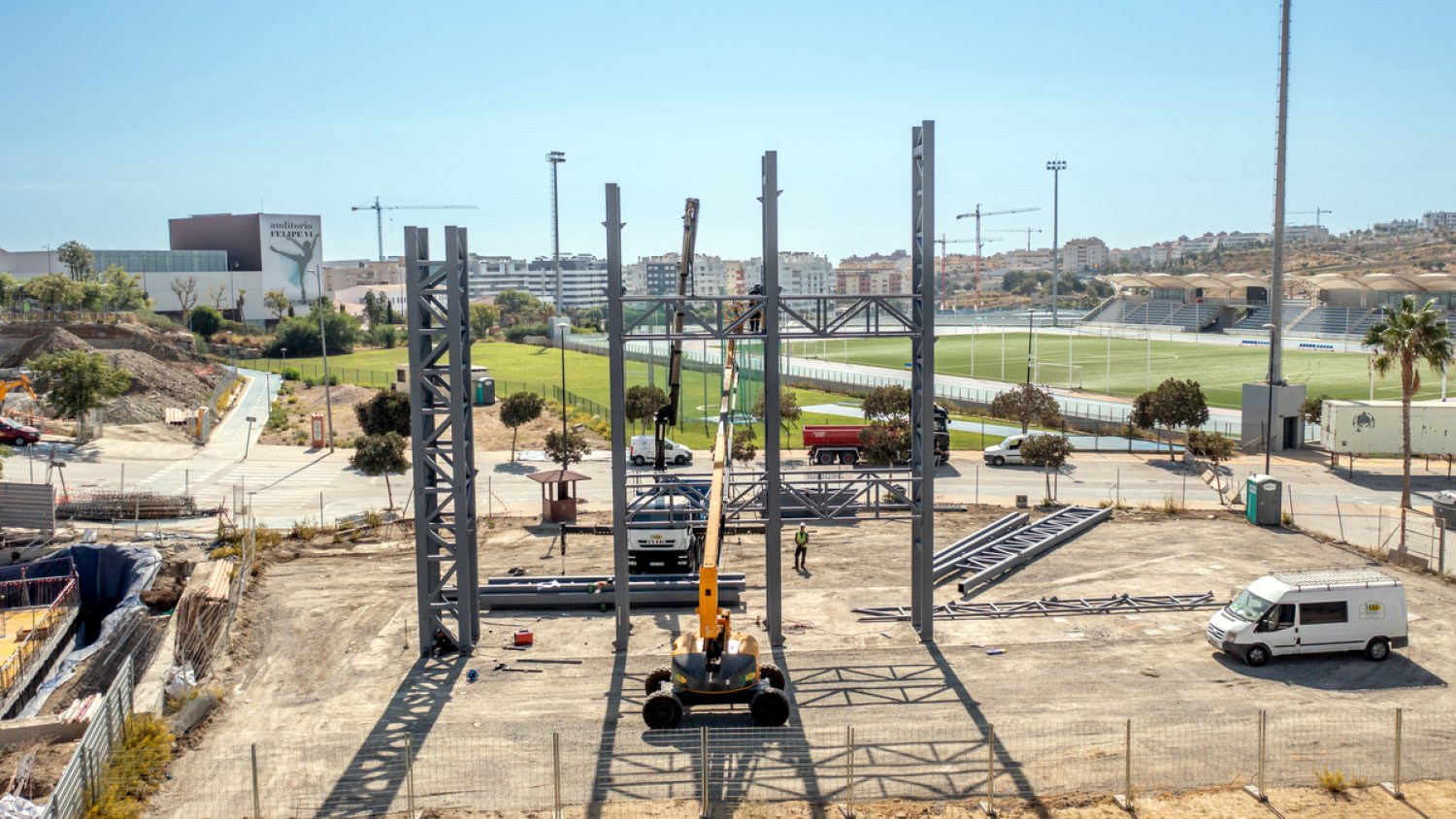 Estepona inicia el montaje de la estructura del futuro rocódromo municipal en el Parque Ferial y Deportivo