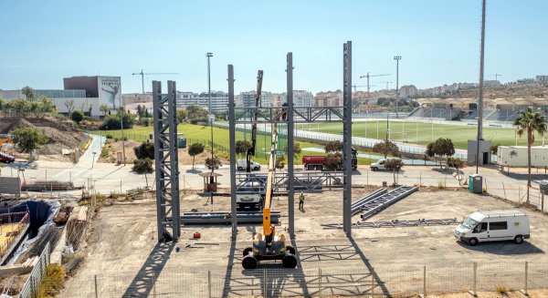 Estepona inicia el montaje de la estructura del futuro rocódromo municipal en el Parque Ferial y Deportivo