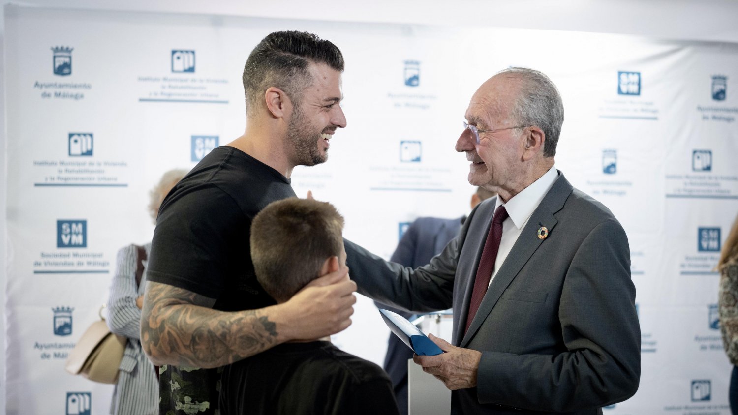 Ayuntamiento de Málaga entrega las llaves de una promoción de viviendas protegidas en alquiler con opción a compra para jóvenes en el Camino de San Rafael 