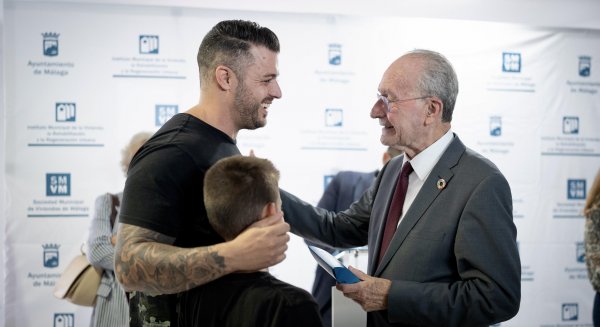 Ayuntamiento de Málaga entrega las llaves de una promoción de viviendas protegidas en alquiler con opción a compra para jóvenes en el Camino de San Rafael 