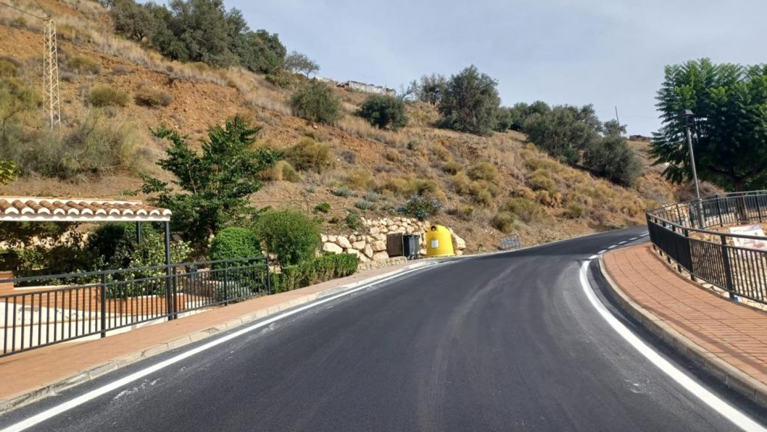 La Diputación invierte 1,1 millones de euros en la mejora de cinco carreteras de la Axarquía