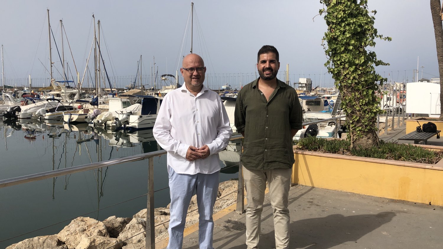 Vélez-Málaga solicita a la Junta una solución urgente al problema de suciedad y abandono del Puerto de La Caleta