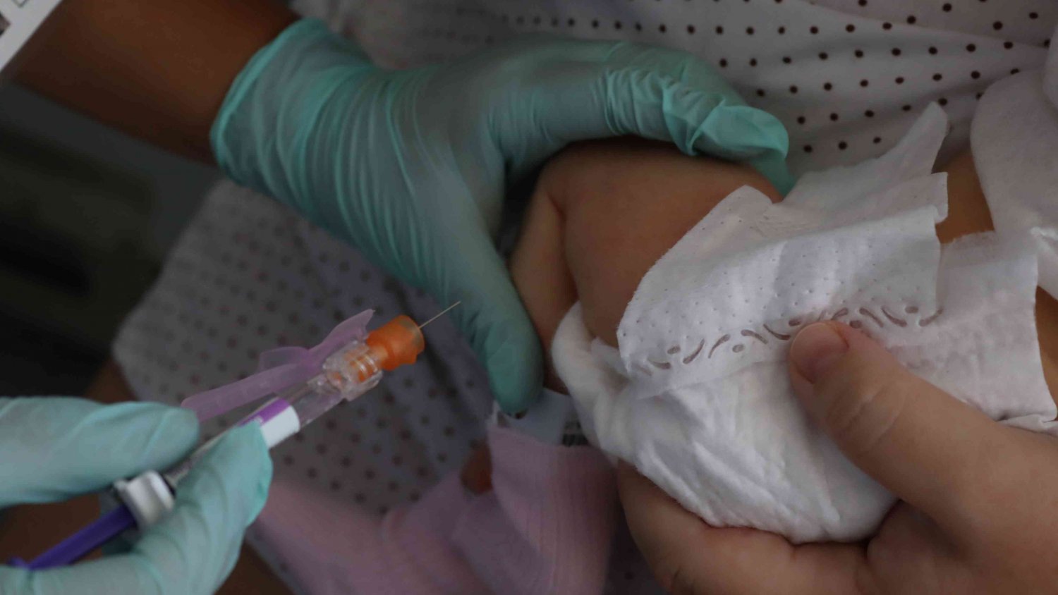 Materno Infantil de Málaga trabaja para concienciar sobre la importancia de vacunar a los bebés ante el VRS