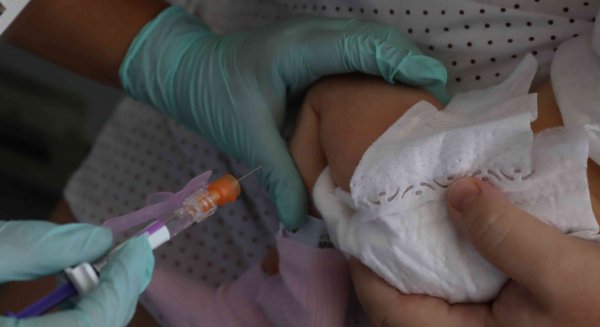 Materno Infantil de Málaga trabaja para concienciar sobre la importancia de vacunar a los bebés ante el VRS