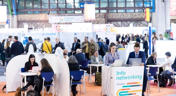 Transfiere 2024 abre la convocatoria para participar en la novena edición de su premio de periodismo 