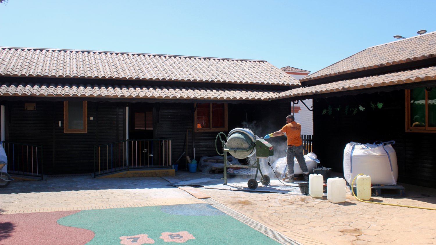 Estepona ejecuta 130 actuaciones de mejora en los centros educativos durante el verano