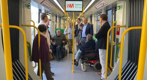 El Metro de Málaga muestra la accesibilidad de los nuevos trenes a personas con discapacidad 