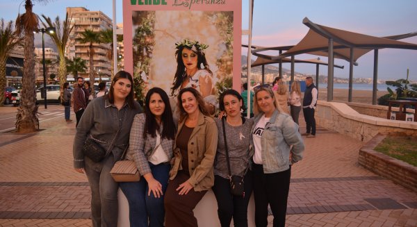 La Asociación Española Contra el Cáncer de Fuengirola inaugura la exposición “Verde Esperanza” en Paseo Marítimo