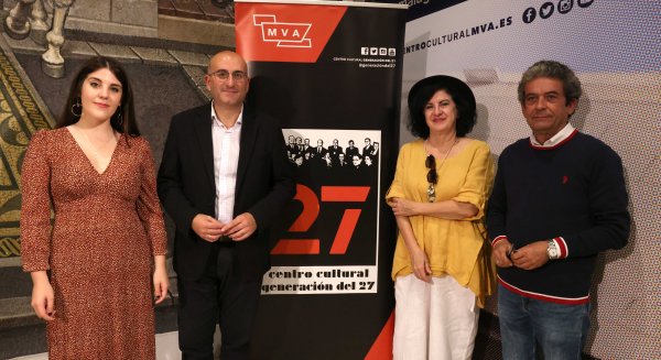 Javier Adrada de la Torre, ganador del Premio Emilio Prados de la Diputación por 'Ensayo sobre una cebolla infinita'