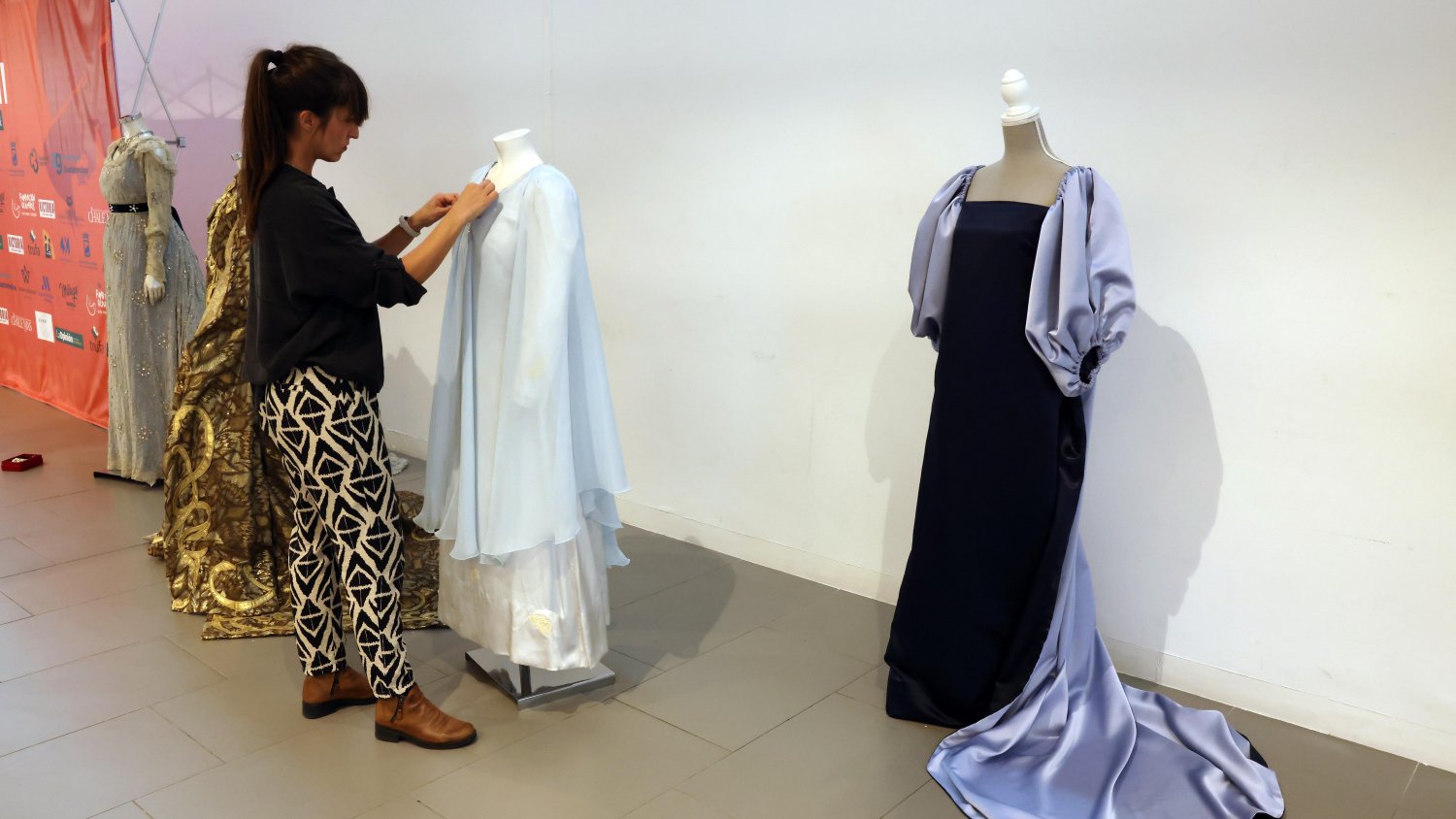 Diputación de Málaga y el Festival Puccini expondrán hasta el domingo vestuario de ópera en el hall del auditorio provincial