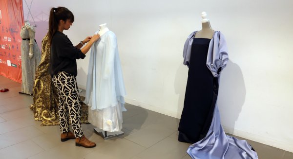 Diputación de Málaga y el Festival Puccini expondrán hasta el domingo vestuario de ópera en el hall del auditorio provincial