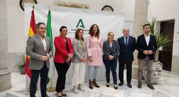 La Junta de Andalucía y alcaldes de Málaga firman un convenio para favorecer la conciliación