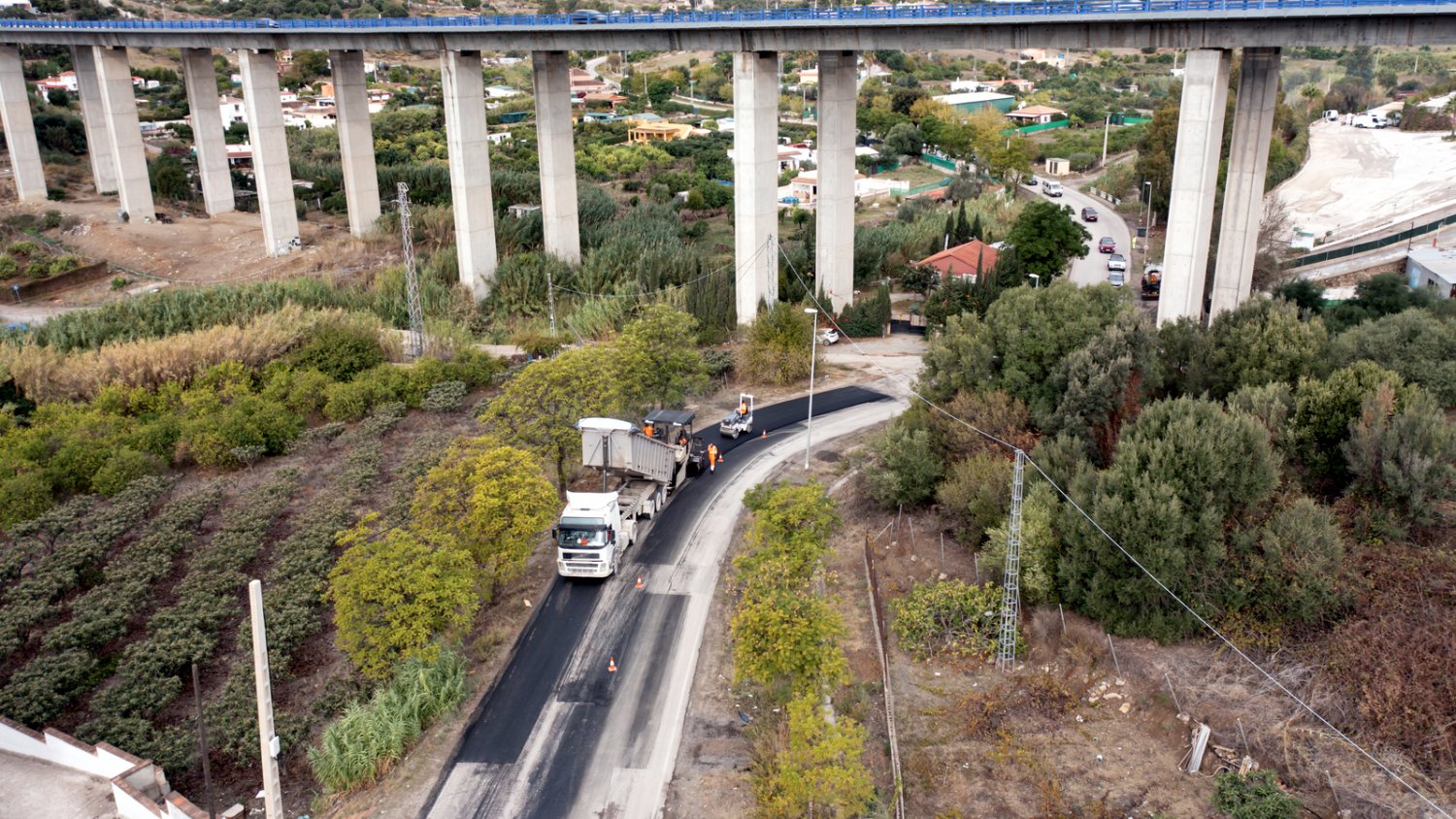El Ayuntamiento de Estepona pavimenta más de 70.000 metros cuadros de vías del casco urbano y el extrarradio