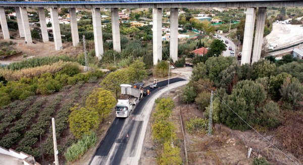 El Ayuntamiento de Estepona pavimenta más de 70.000 metros cuadros de vías del casco urbano y el extrarradio