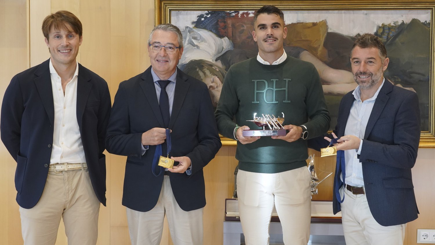 Francisco Salado recibe en la Diputación a Adrián Miramón, siete veces campeón del mundo de remo de mar