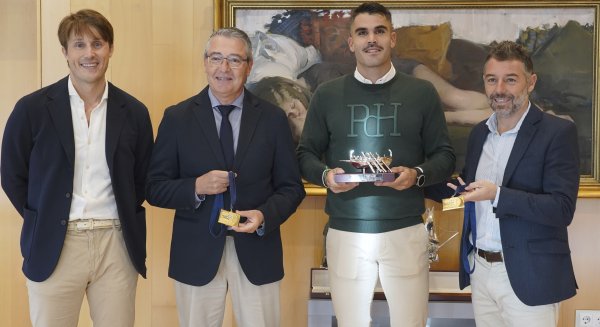 Francisco Salado recibe en la Diputación a Adrián Miramón, siete veces campeón del mundo de remo de mar