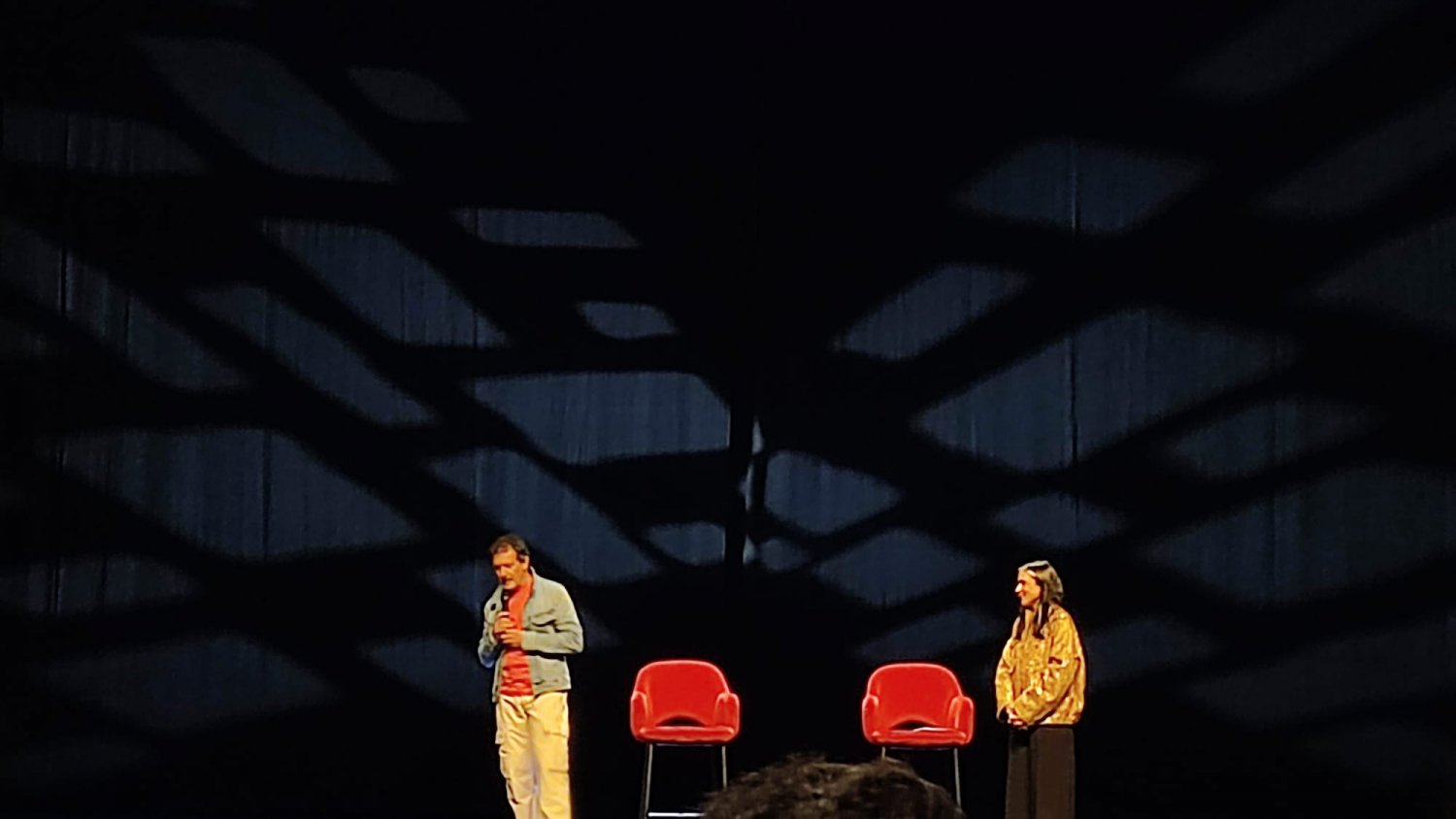 Antonio Banderas se reúne con jóvenes y desvela que el Teatro del Soho “nace por un ataque al corazón”