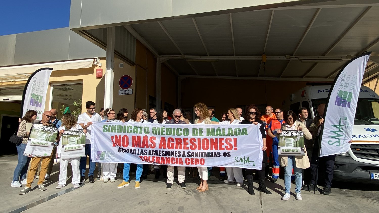 Los médicos del centro de salud de Coín se concentran para denunciar la agresión a una facultativa