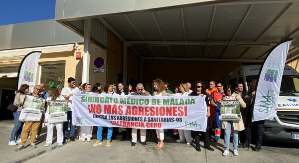 Los médicos del centro de salud de Coín se concentran para denunciar la agresión a una facultativa