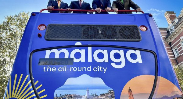 El Ayuntamiento de Málaga se muestra en los autobuses de Londres con Picasso como atractivo principal